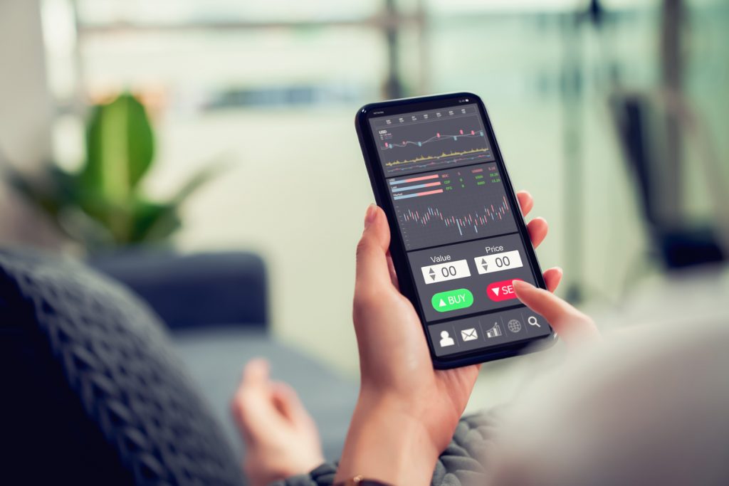 compraventa de acciones en línea, app, smartphone. concept: acciones de GameStop
