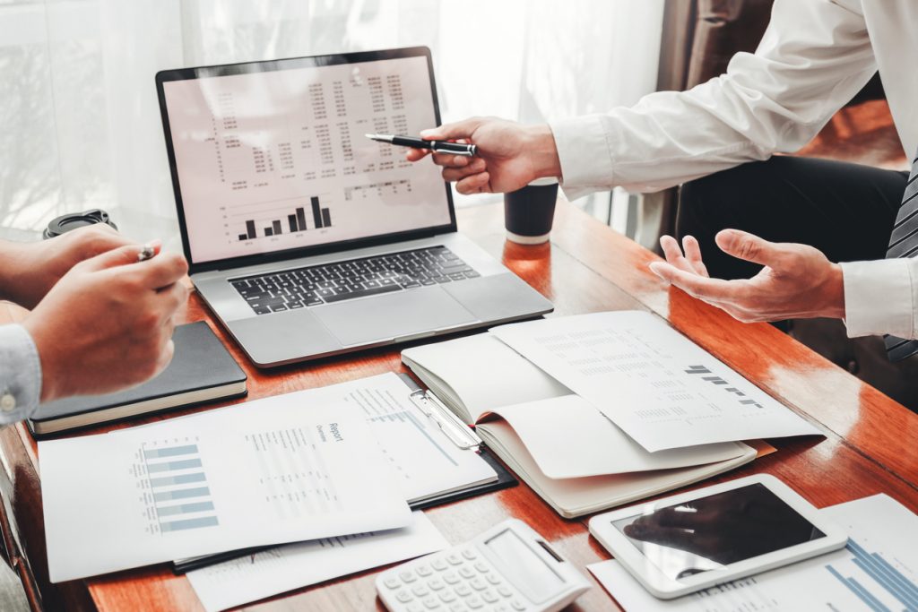 Equipo de negocio revisando finanzas. concept: Formato de balance general para excel