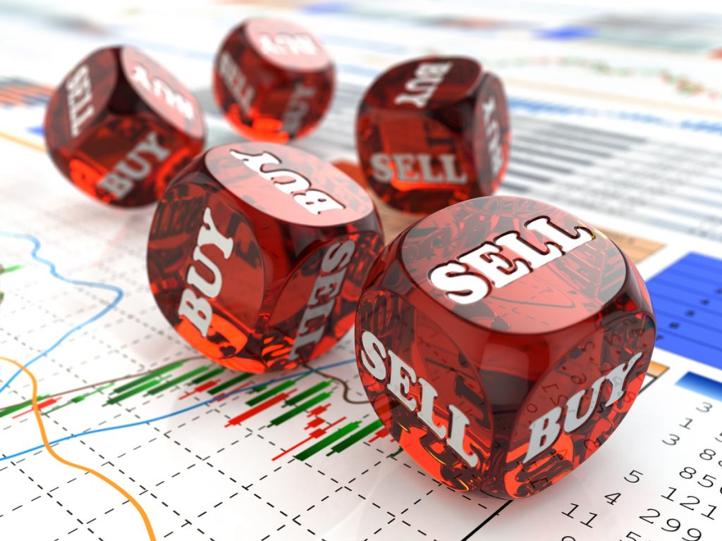 Dados sobre una gráfica financiera. concept: Invertir en la bolsa es como apostar
