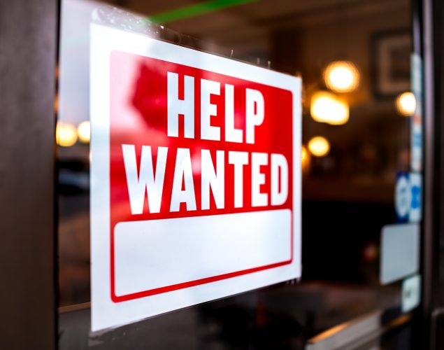 letrero en negocio para contratar a tu primer empleado