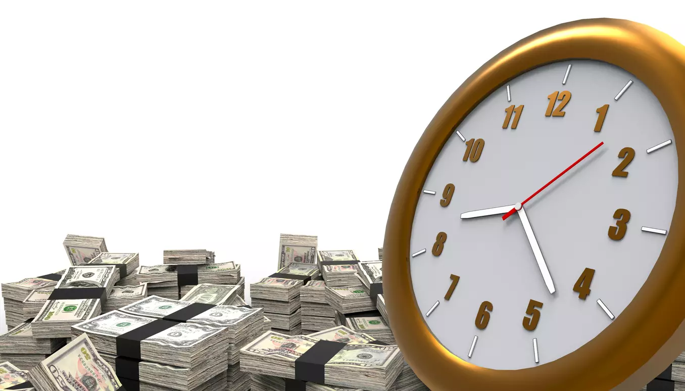fajos de billetes y reloj dorado