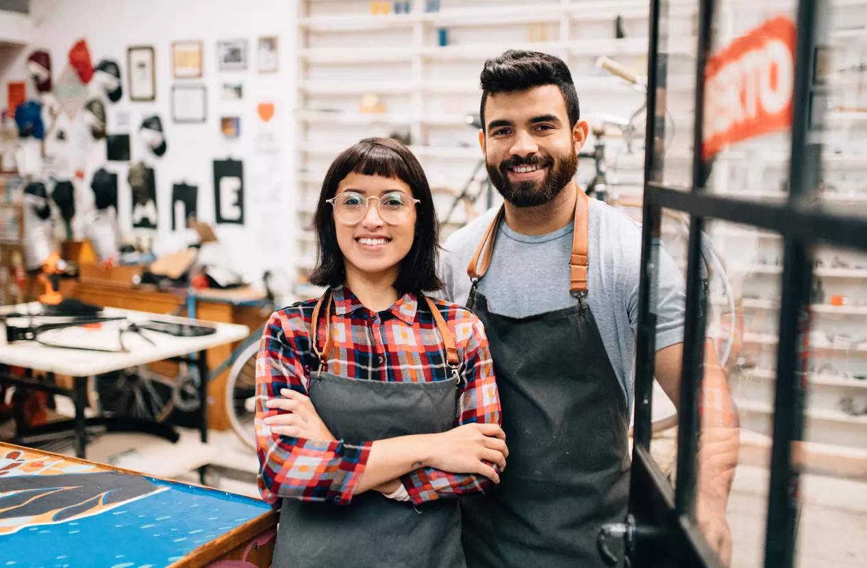 pareja de emprendedores jóvenes