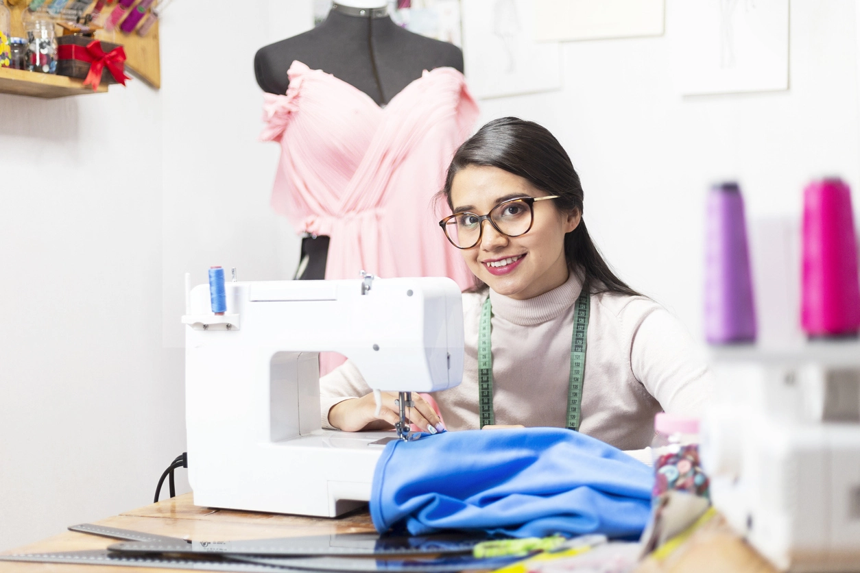 dueña de una empresa unipersonal sonriendo